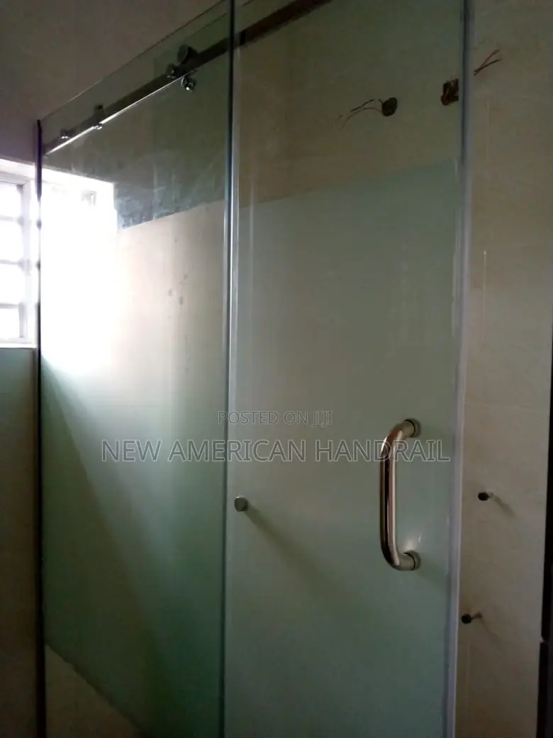 Strong and Durable Glass Shower Cubicle