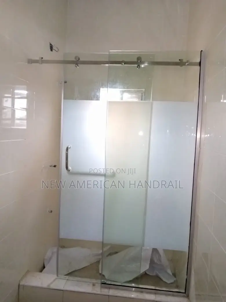 Strong and Durable Glass Shower Cubicle