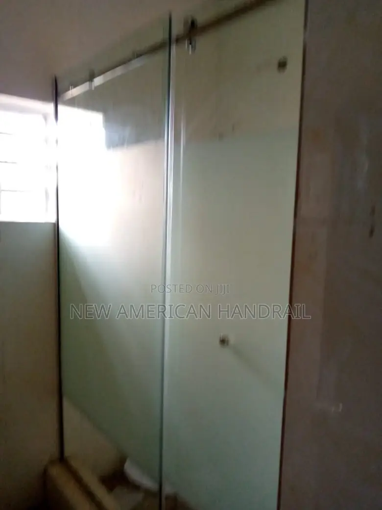 Strong and Durable Glass Shower Cubicle