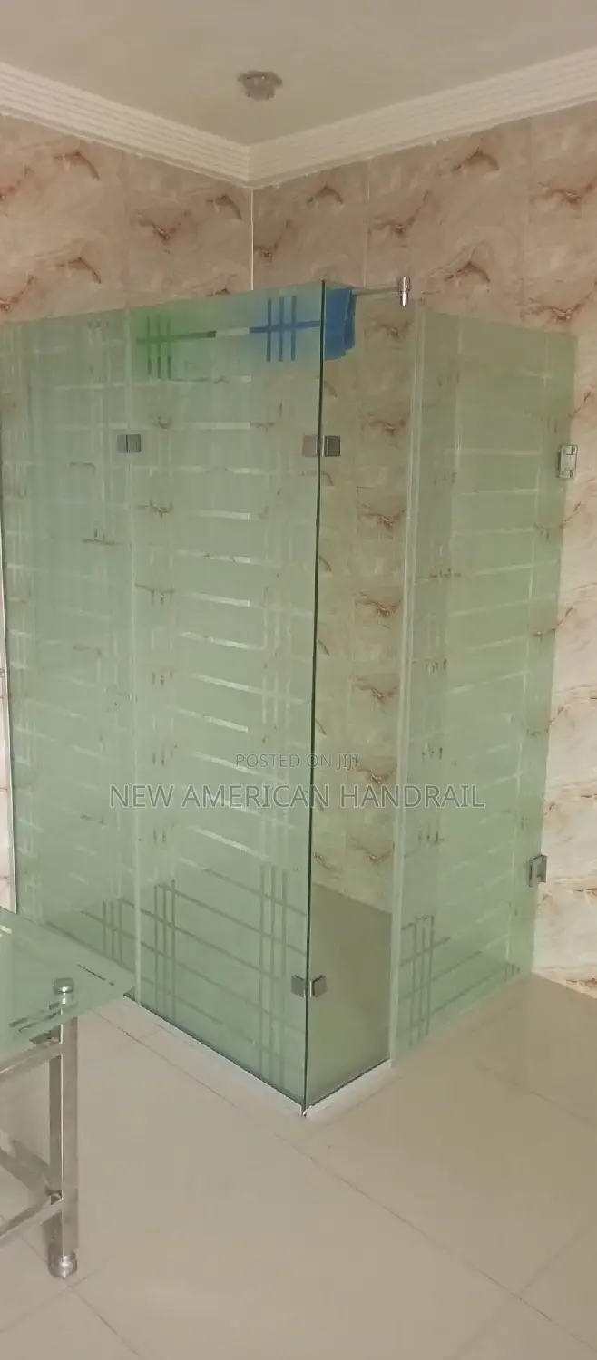 Strong and Durable Glass Shower Cubicle