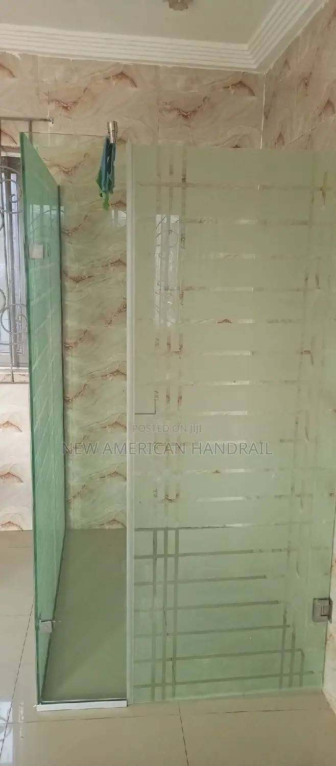 Strong and Durable Glass Shower Cubicle