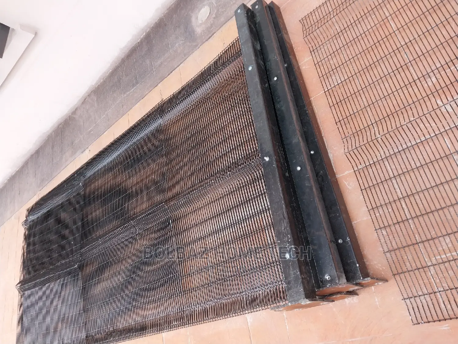 Anti-Finger Panel Mesh: Contemporary Fence Partitions.