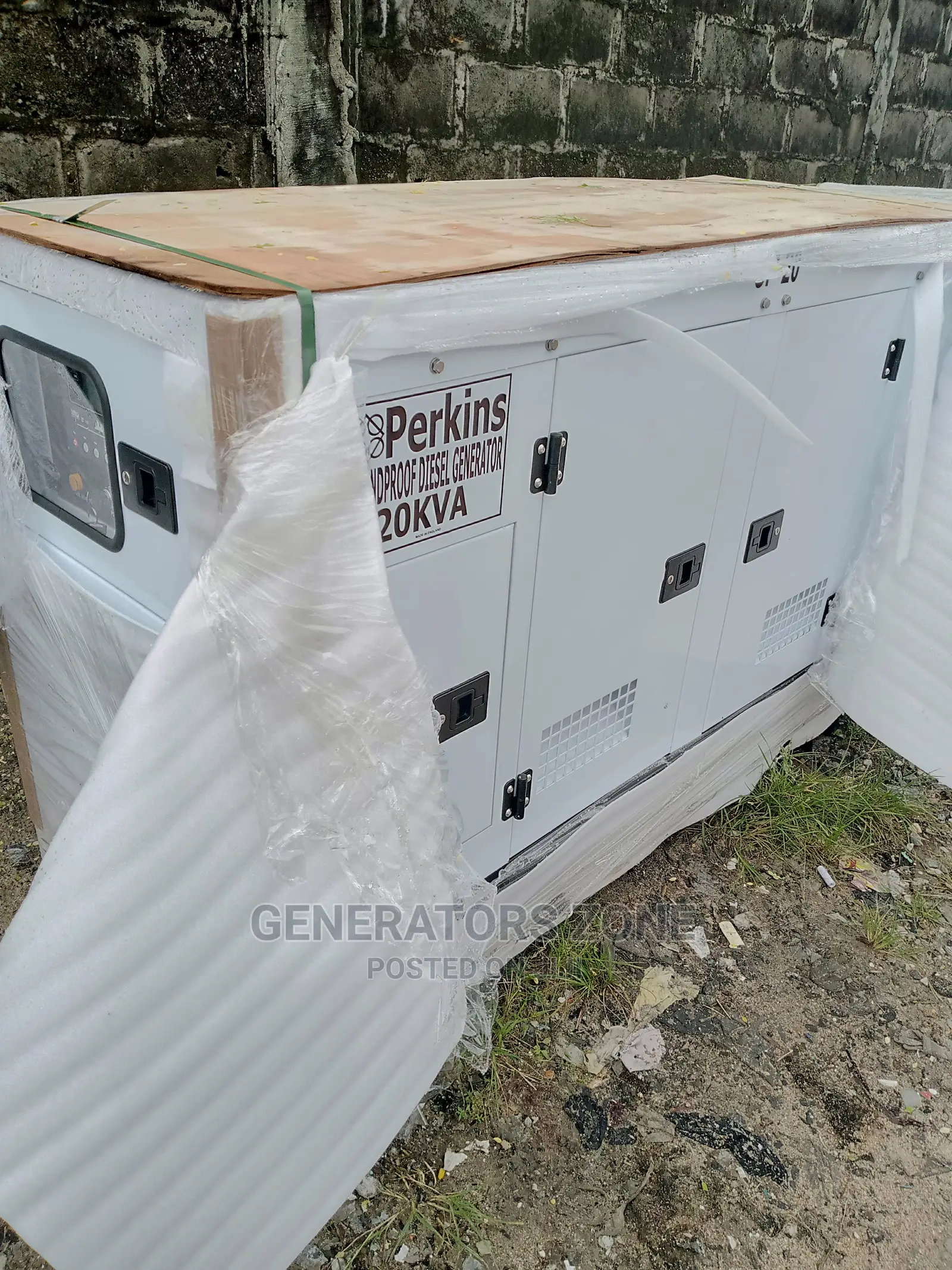 Rugged Engine Perkins Soundproof Diesel Generator Sp20kva