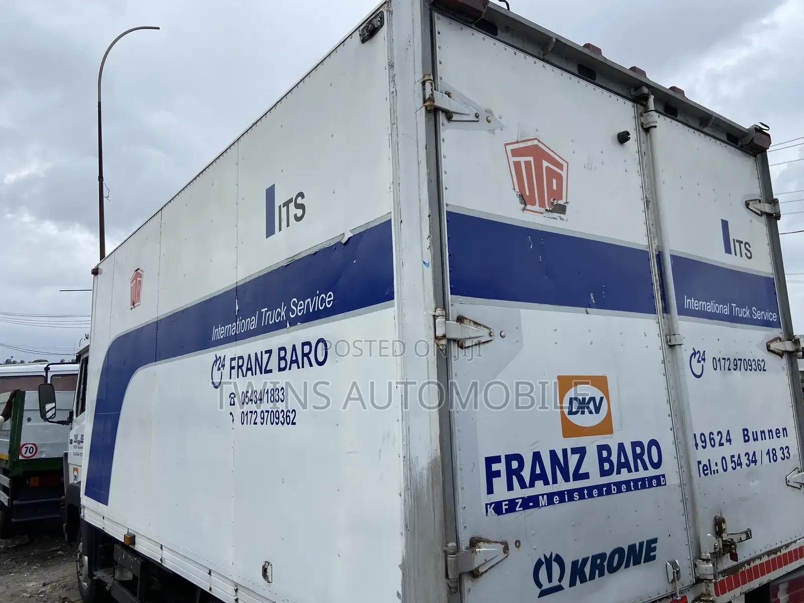 Mercedes-Benz 814 Mini Truck 16feet