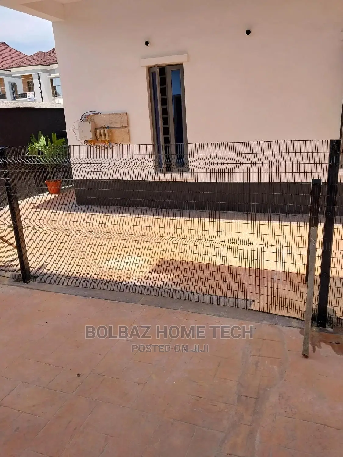 Anti-Finger Panel Mesh: Contemporary Fence Partitions.