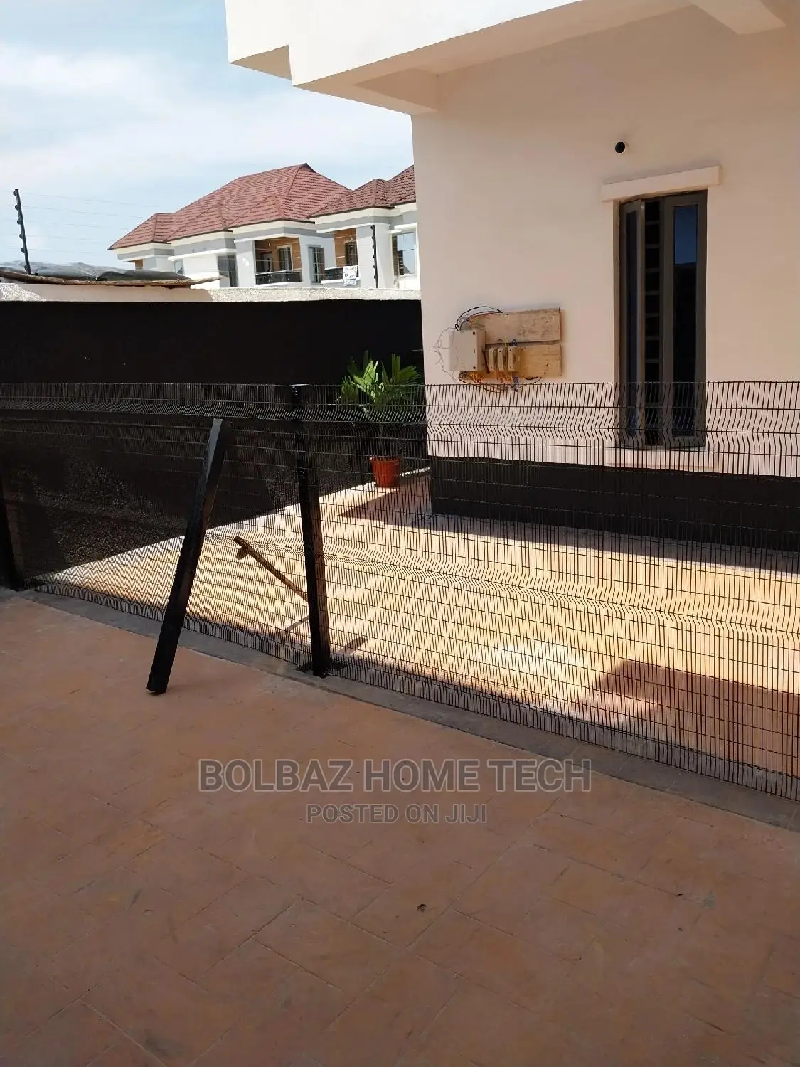 Anti-Finger Panel Mesh: Contemporary Fence Partitions.