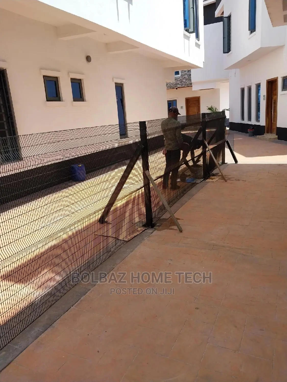 Anti-Finger Panel Mesh: Contemporary Fence Partitions.