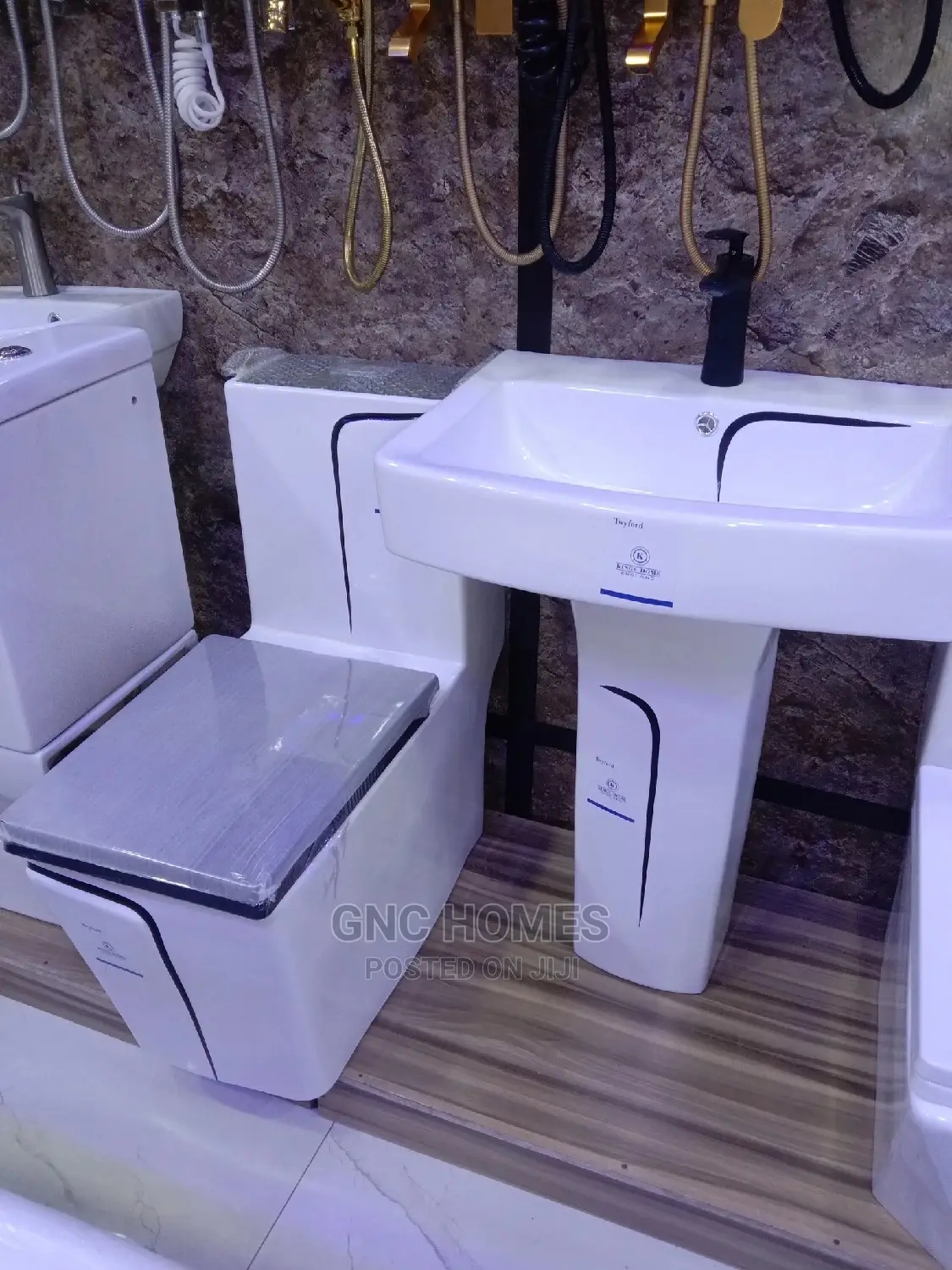 Master Wc Twyford Black and White