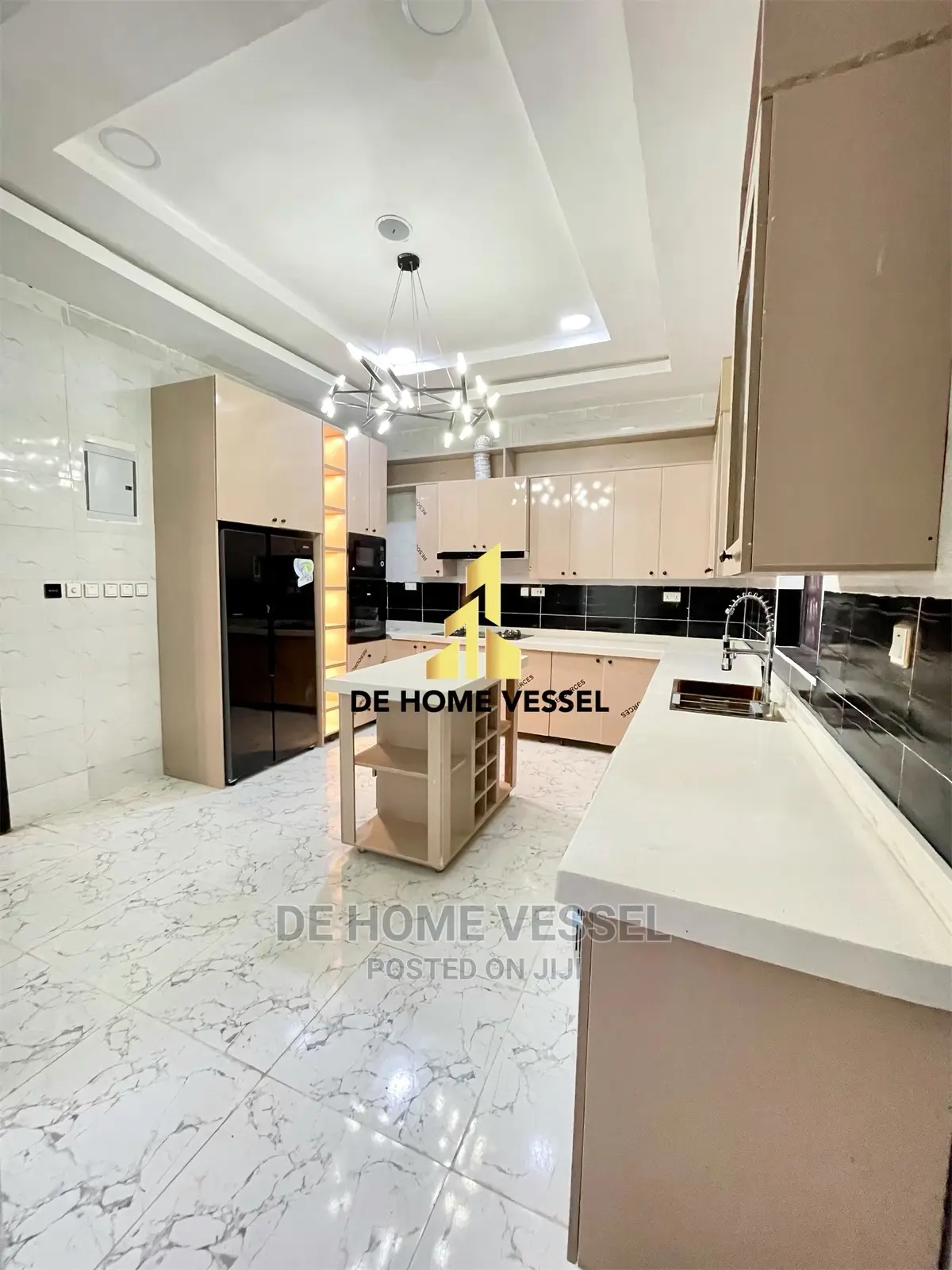 5bdrm Duplex in Chevron for Sale