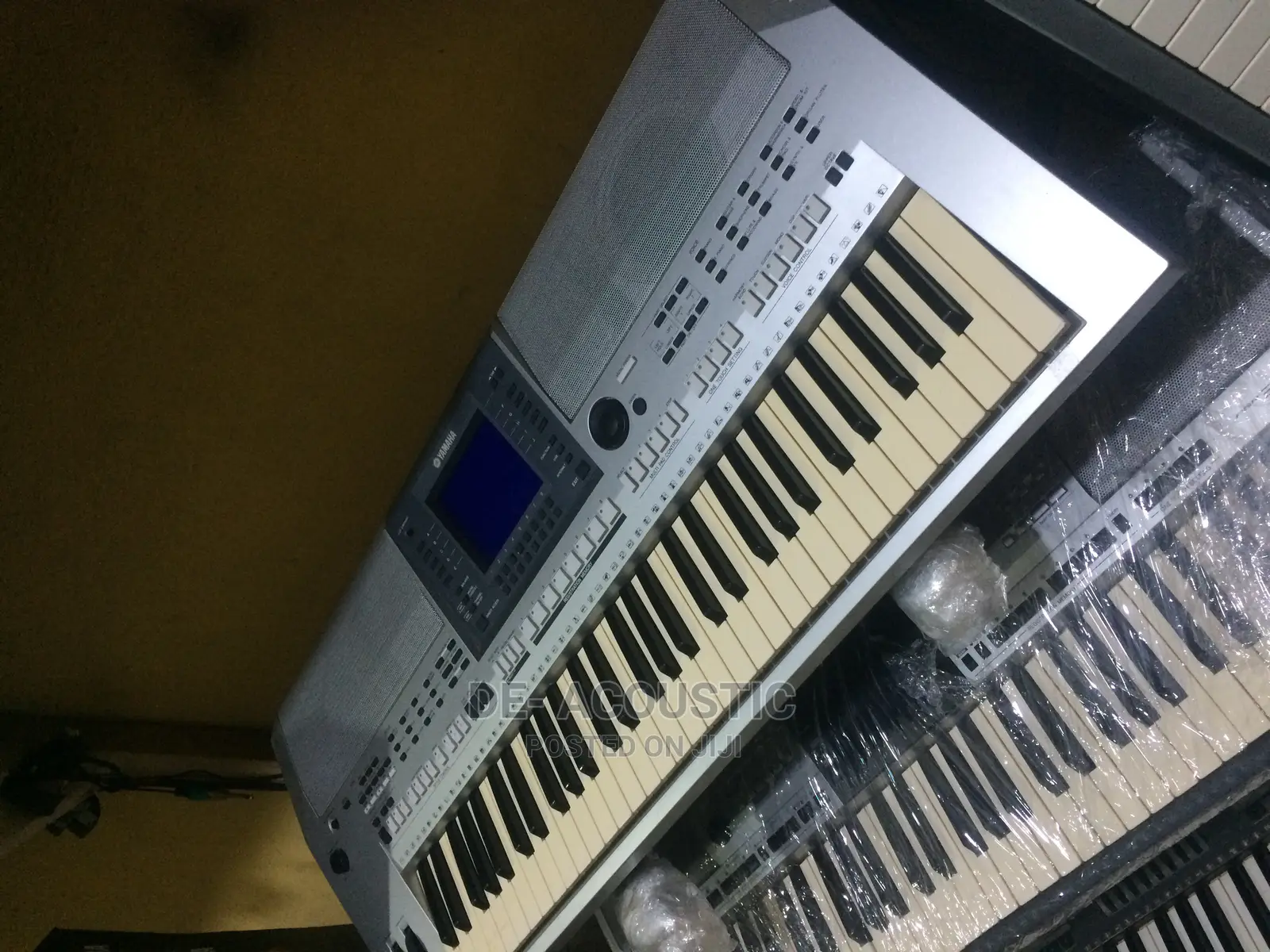 Yamaha PSR-S700 - 61-Key Arranger Workstation Keyboard