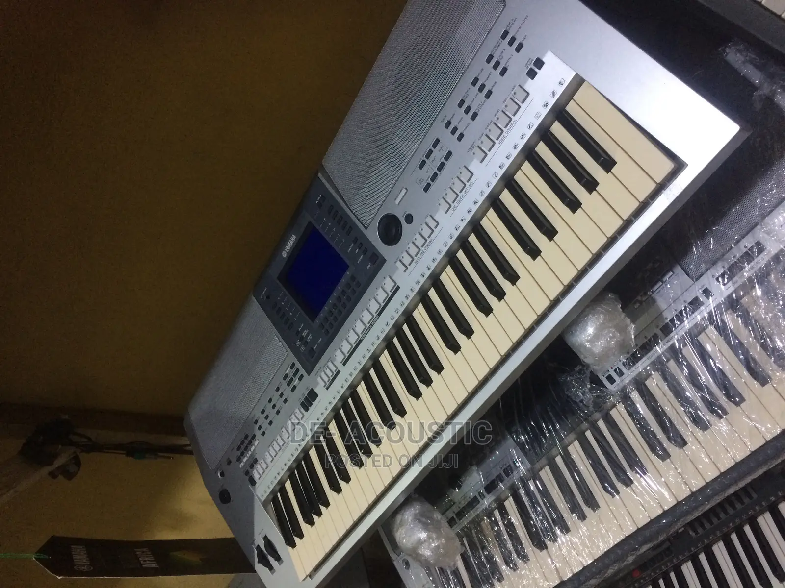 Yamaha PSR-S700 - 61-Key Arranger Workstation Keyboard