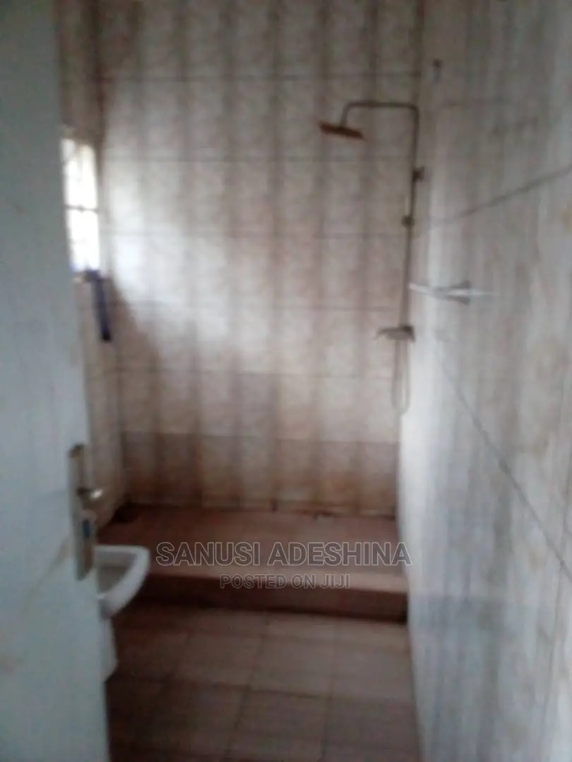 3bdrm Bungalow in Efab Version,By, Gwarinpa for rent