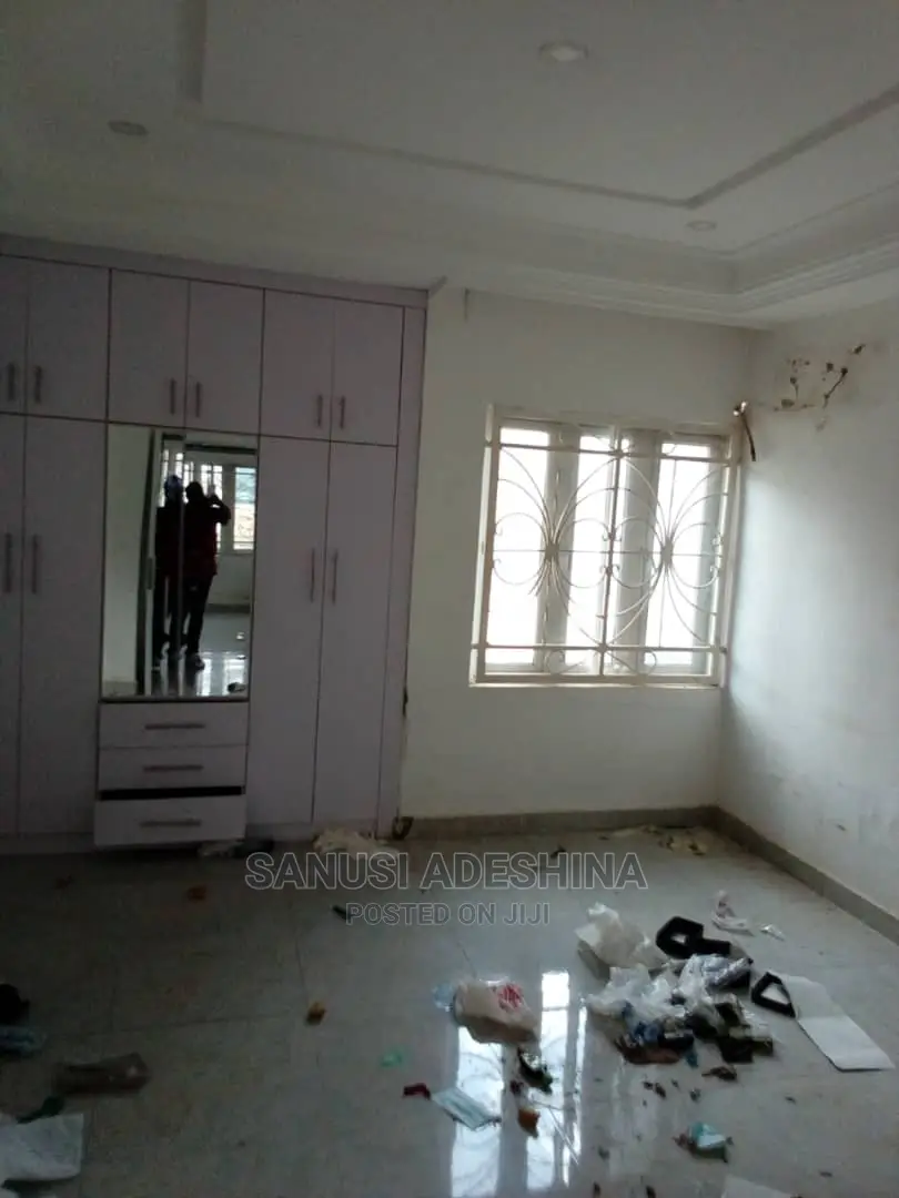 3bdrm Bungalow in Efab Version,By, Gwarinpa for rent