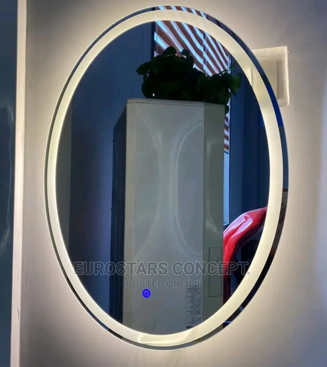 Plan Oval-Shaped Mirror With Light