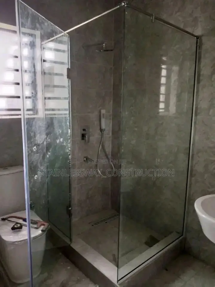 O Handle Shower Cubicle