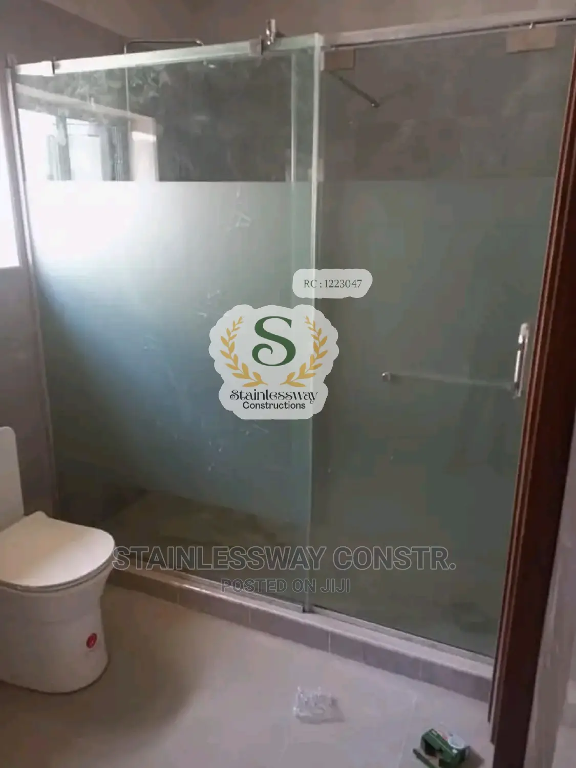 Shower Cubicle With Chrome Accessories