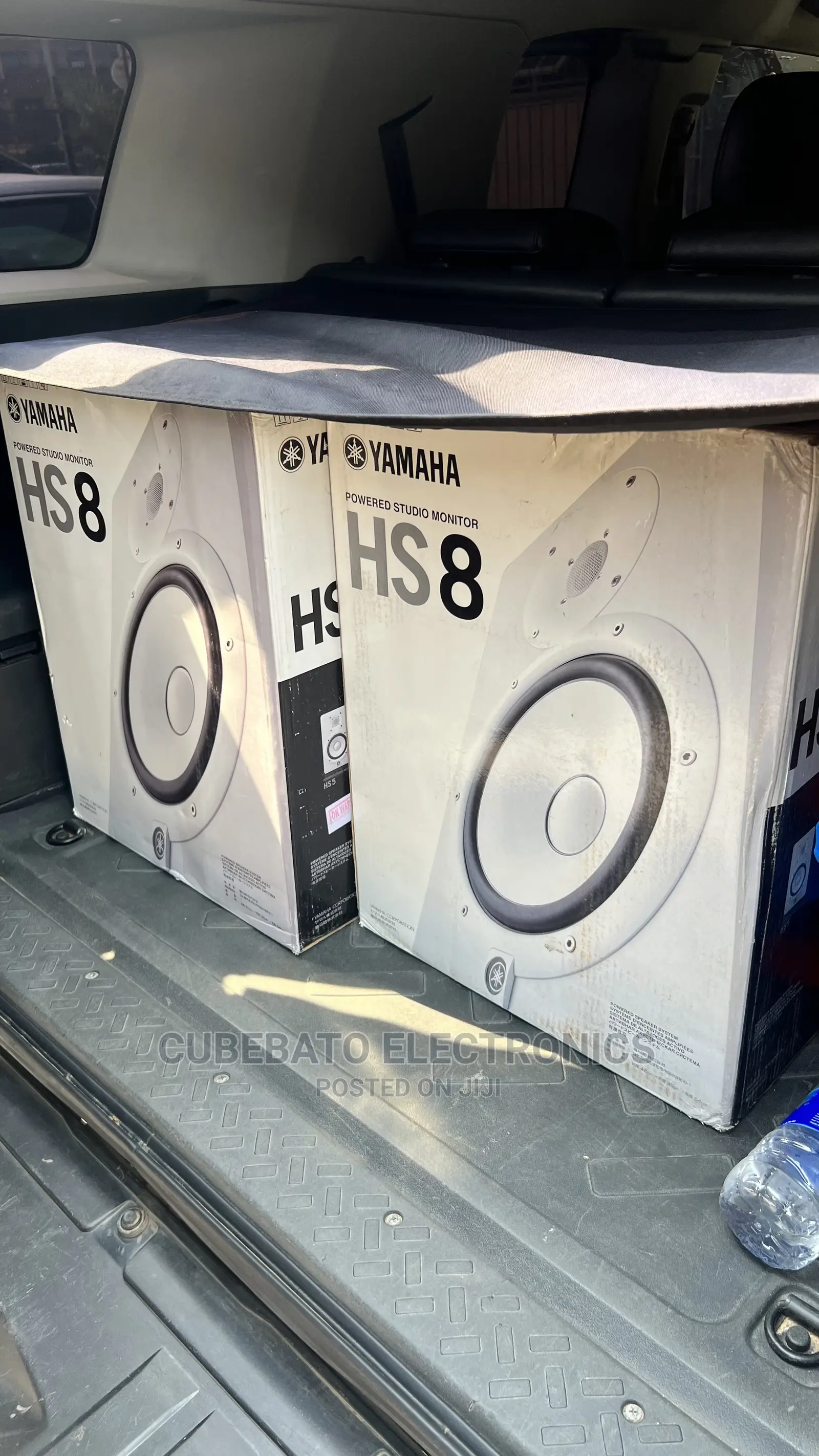 White Yamaha Hs8