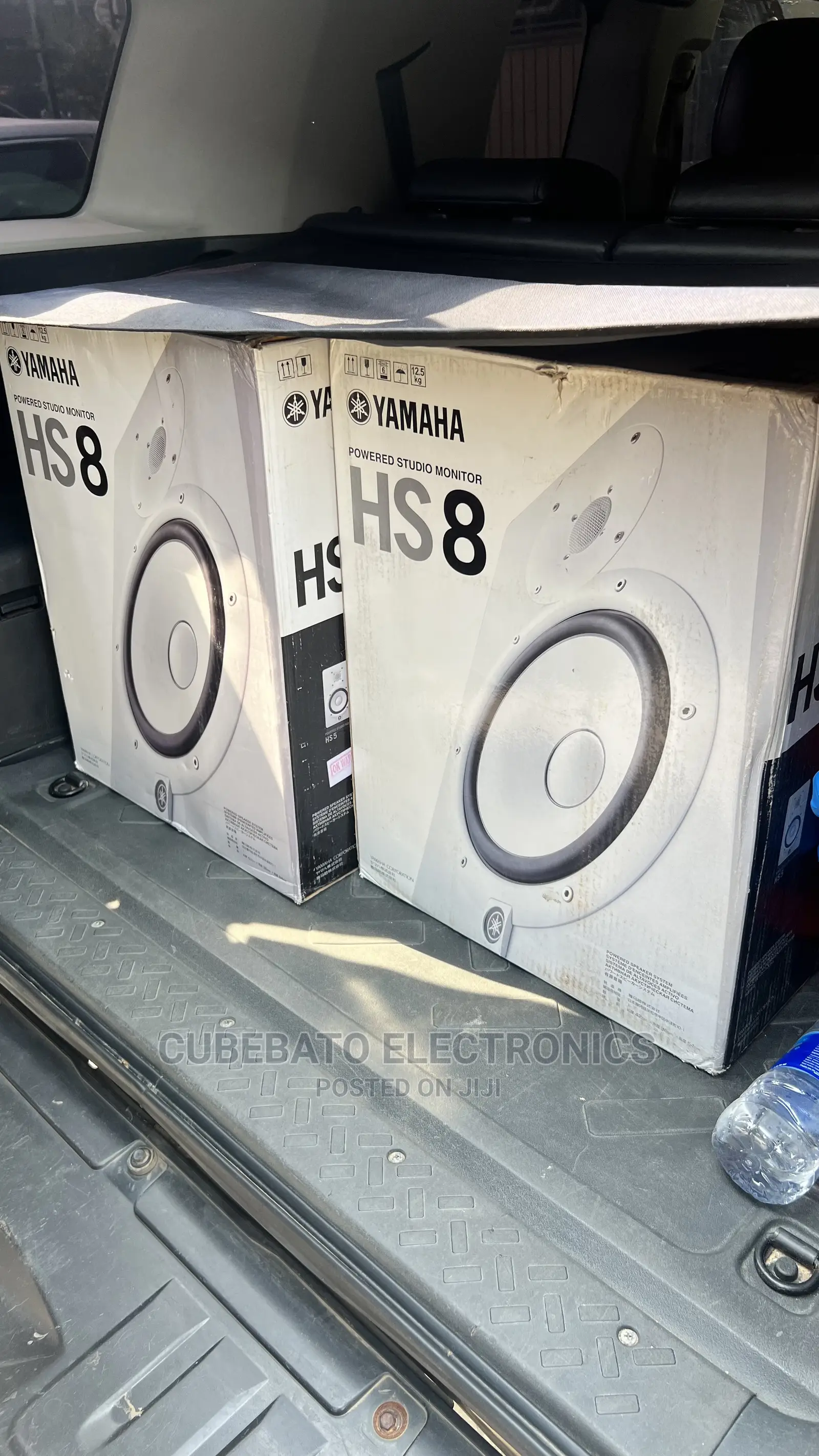 White Yamaha Hs8