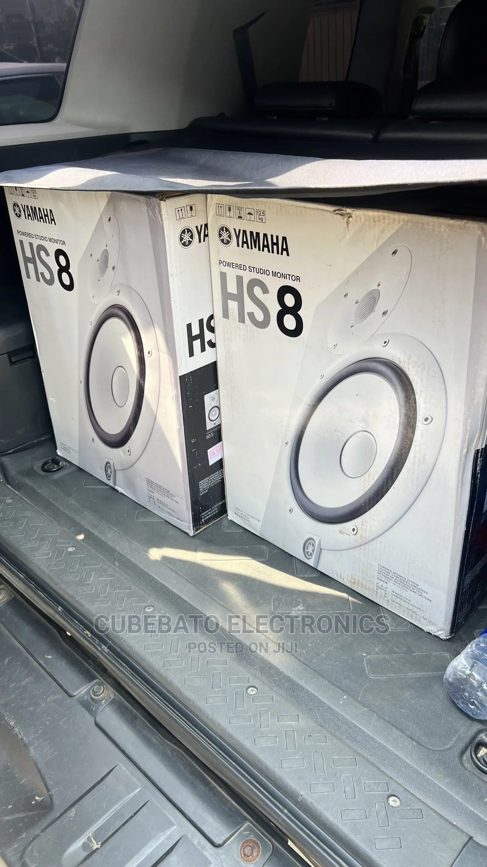 White Yamaha Hs8