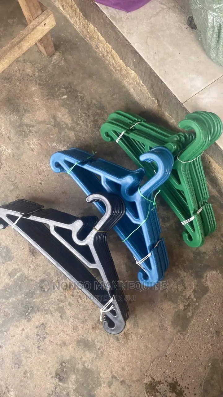 Plastic Clothes Hangers 12 Pieces A Pack
