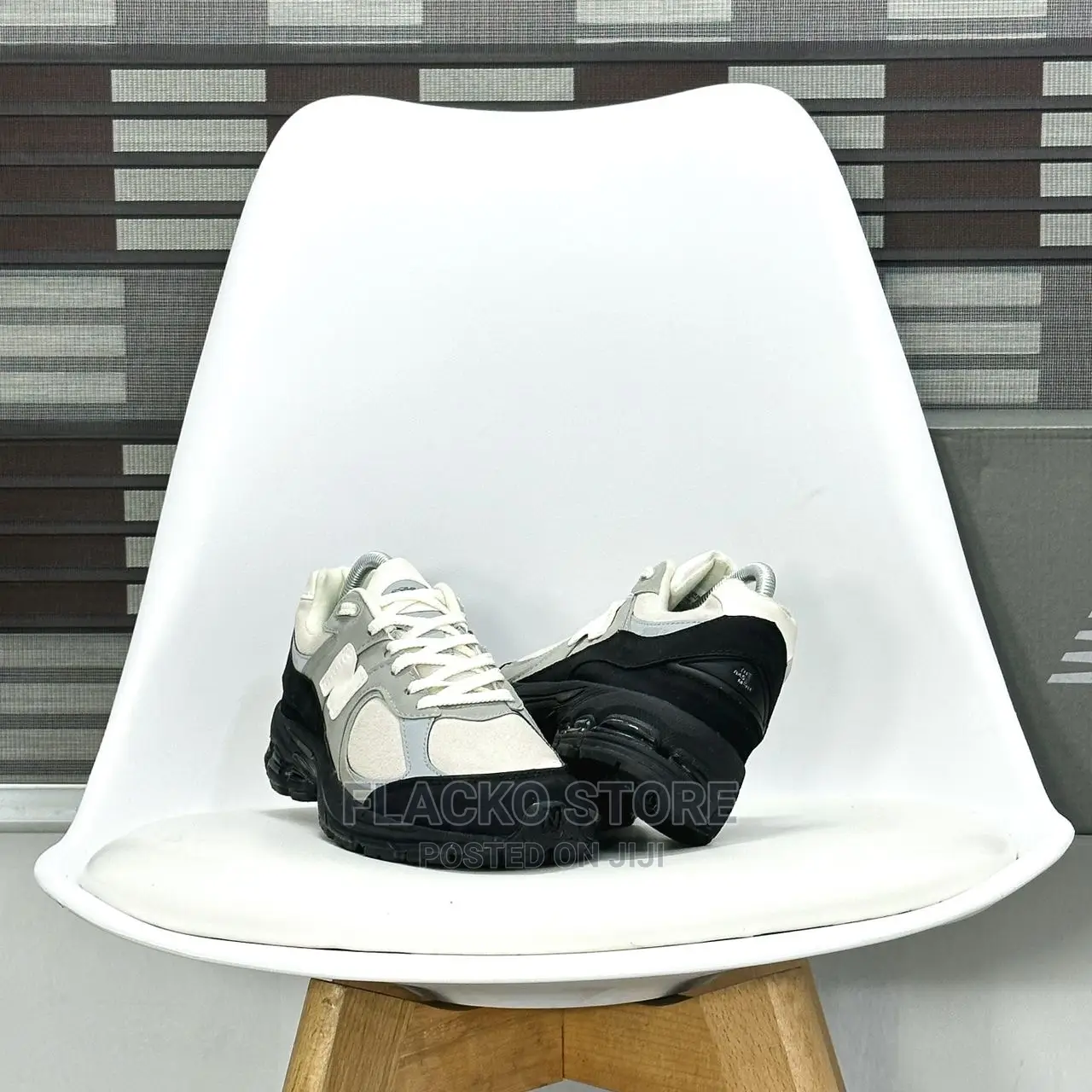 Original the Basement New Balance 2002R Stone Grey Sneakers