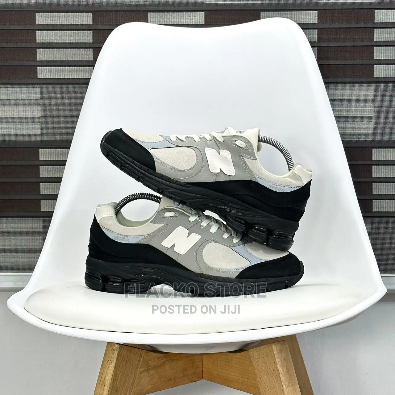 Original the Basement New Balance 2002R Stone Grey Sneakers