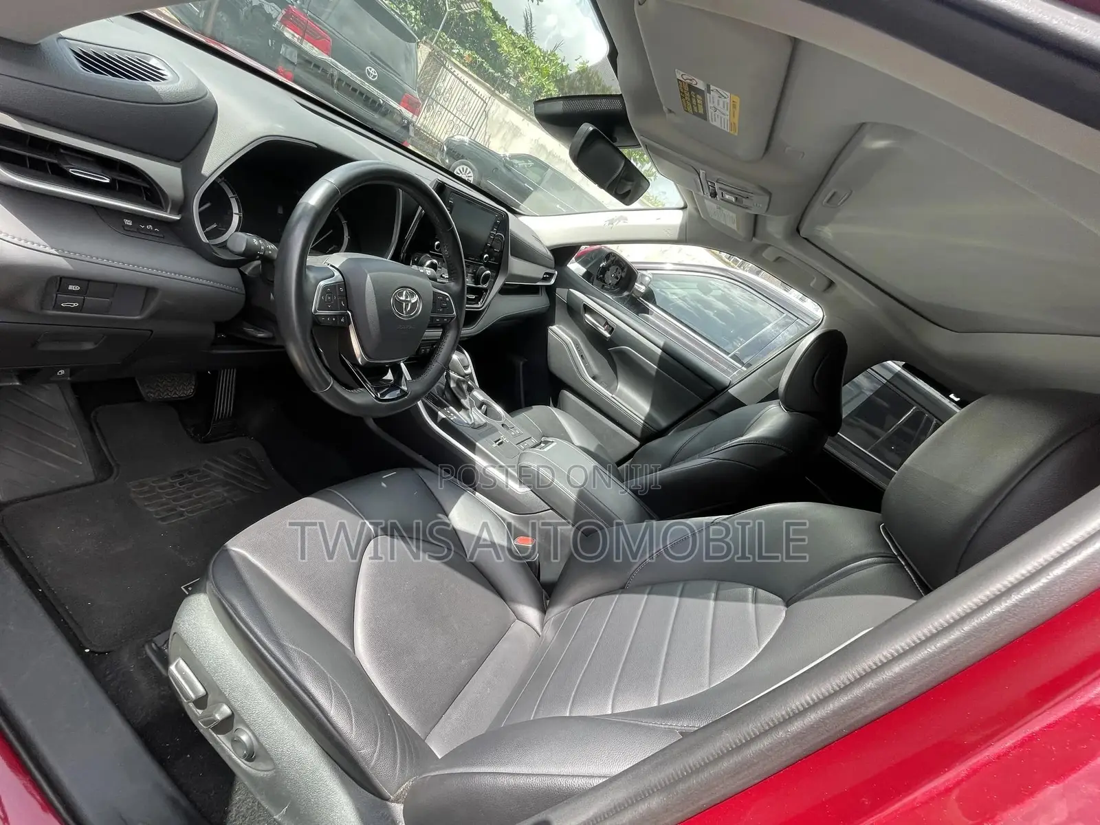 Toyota Highlander XLE 2022 Red