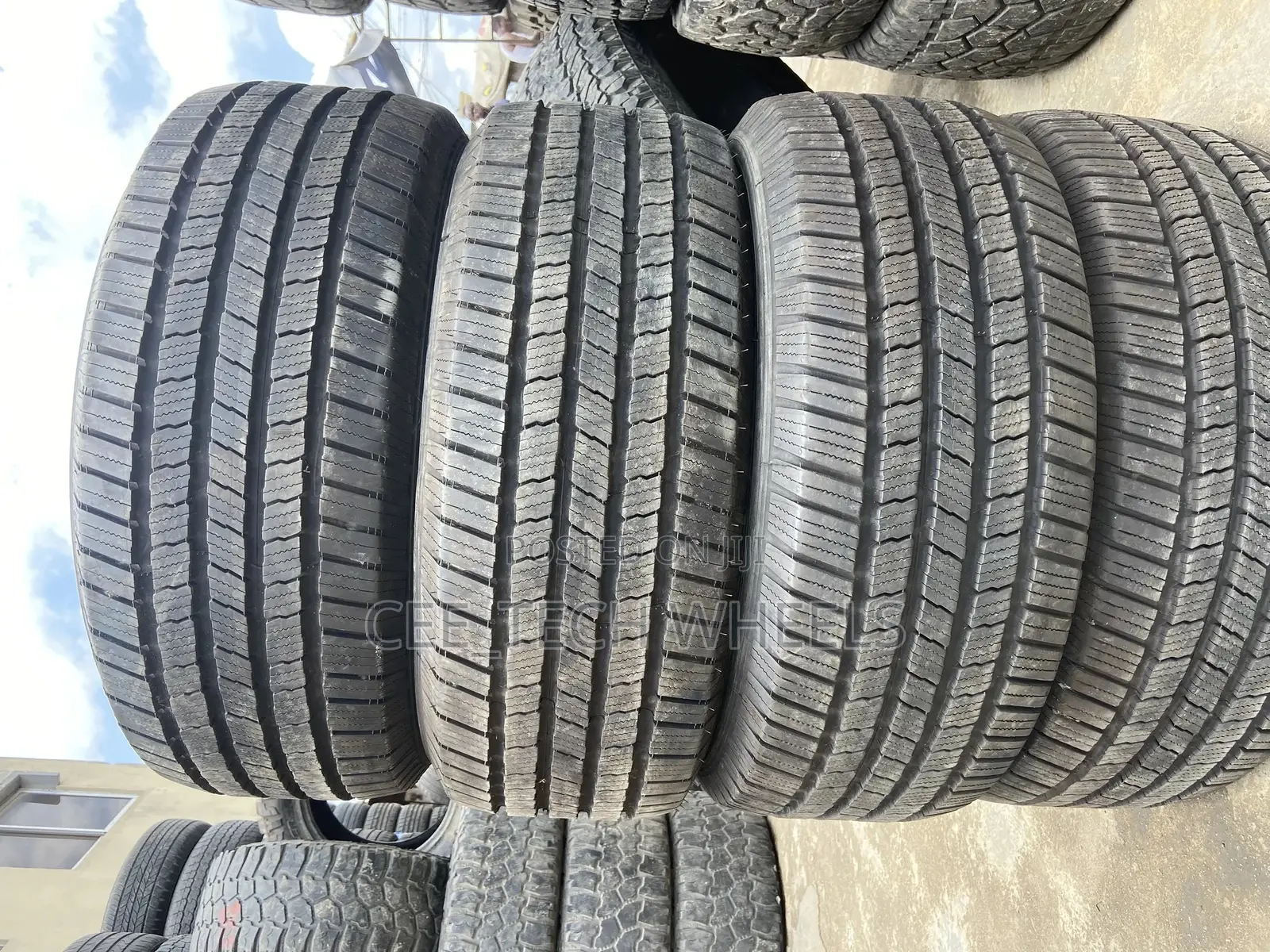 Different Sizes of Tyres for Both Car/Jeep