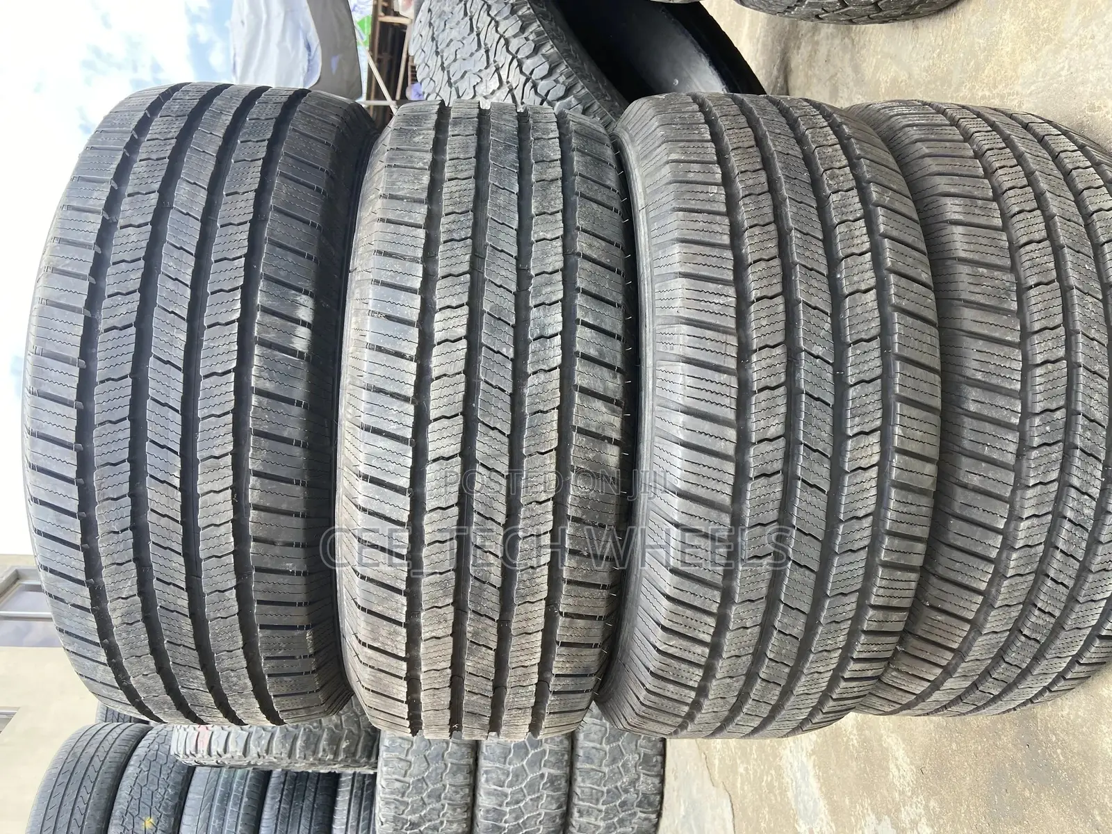 Different Sizes of Tyres for Both Car/Jeep