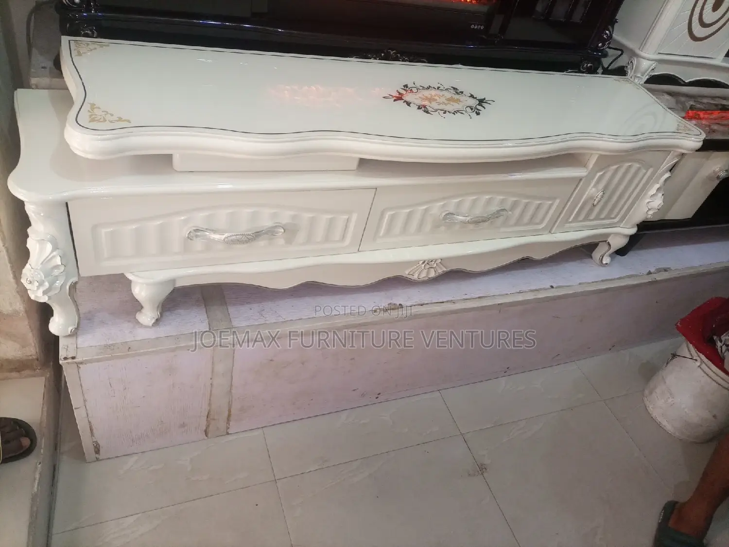 Royal Tv Stand