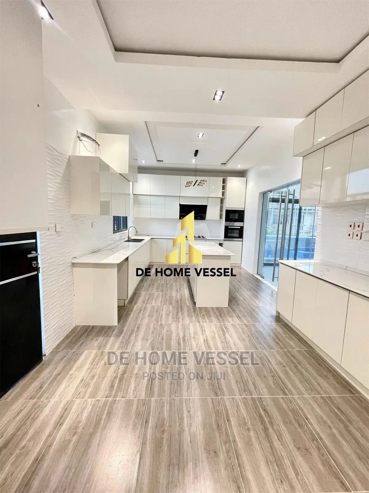 5bdrm Duplex in Chevron for Sale