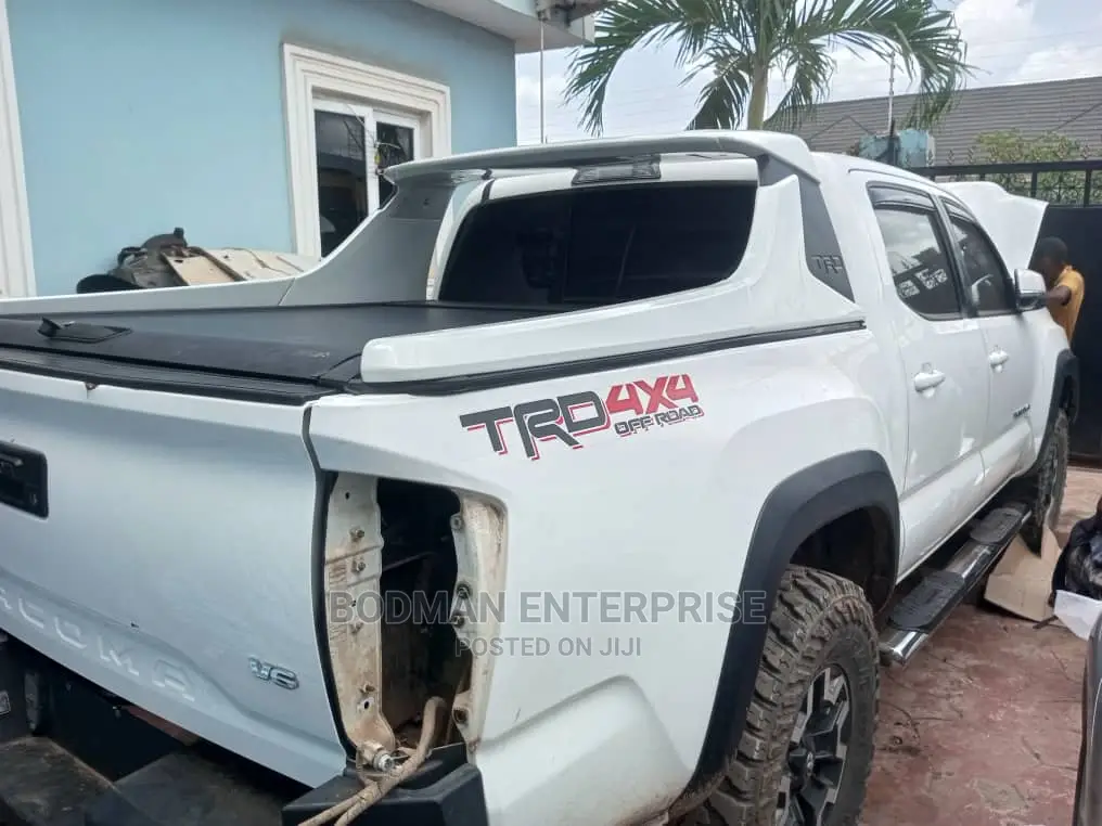 Boot Cover for Toyota Tacoma Rolling With Spoiler TRD *+