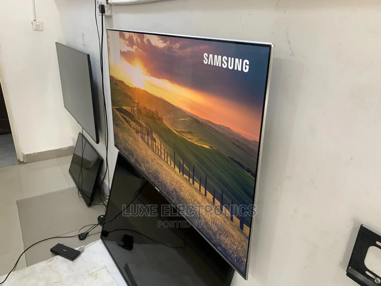 55 Inches Samsung Suhd Smart Tv With One Connect Box
