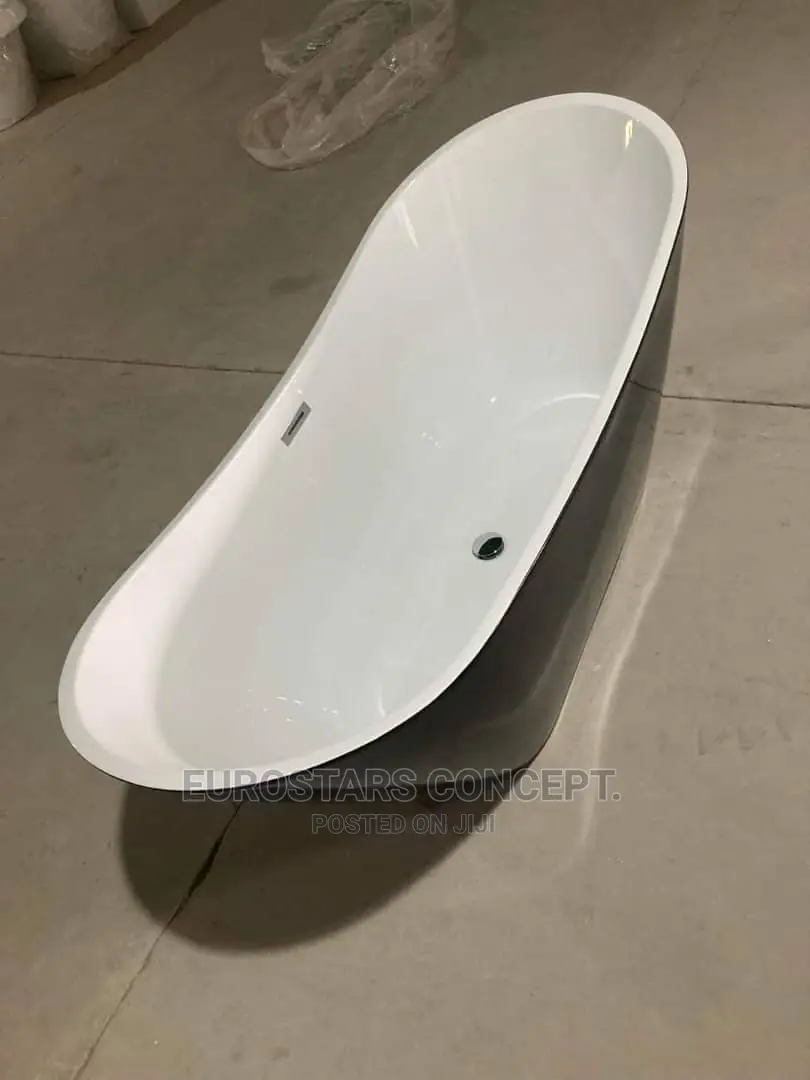 Black an White Free Standing Acrylic Bathtub