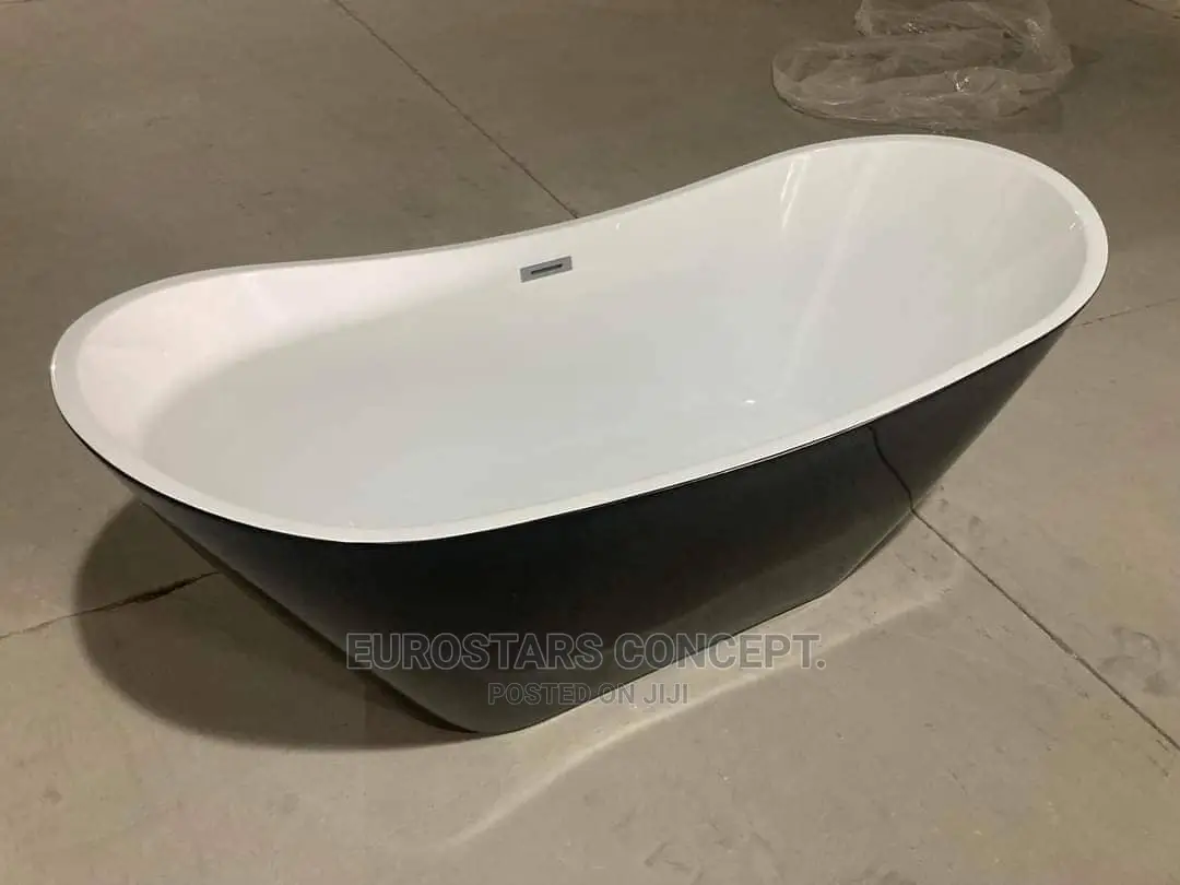 Black an White Free Standing Acrylic Bathtub