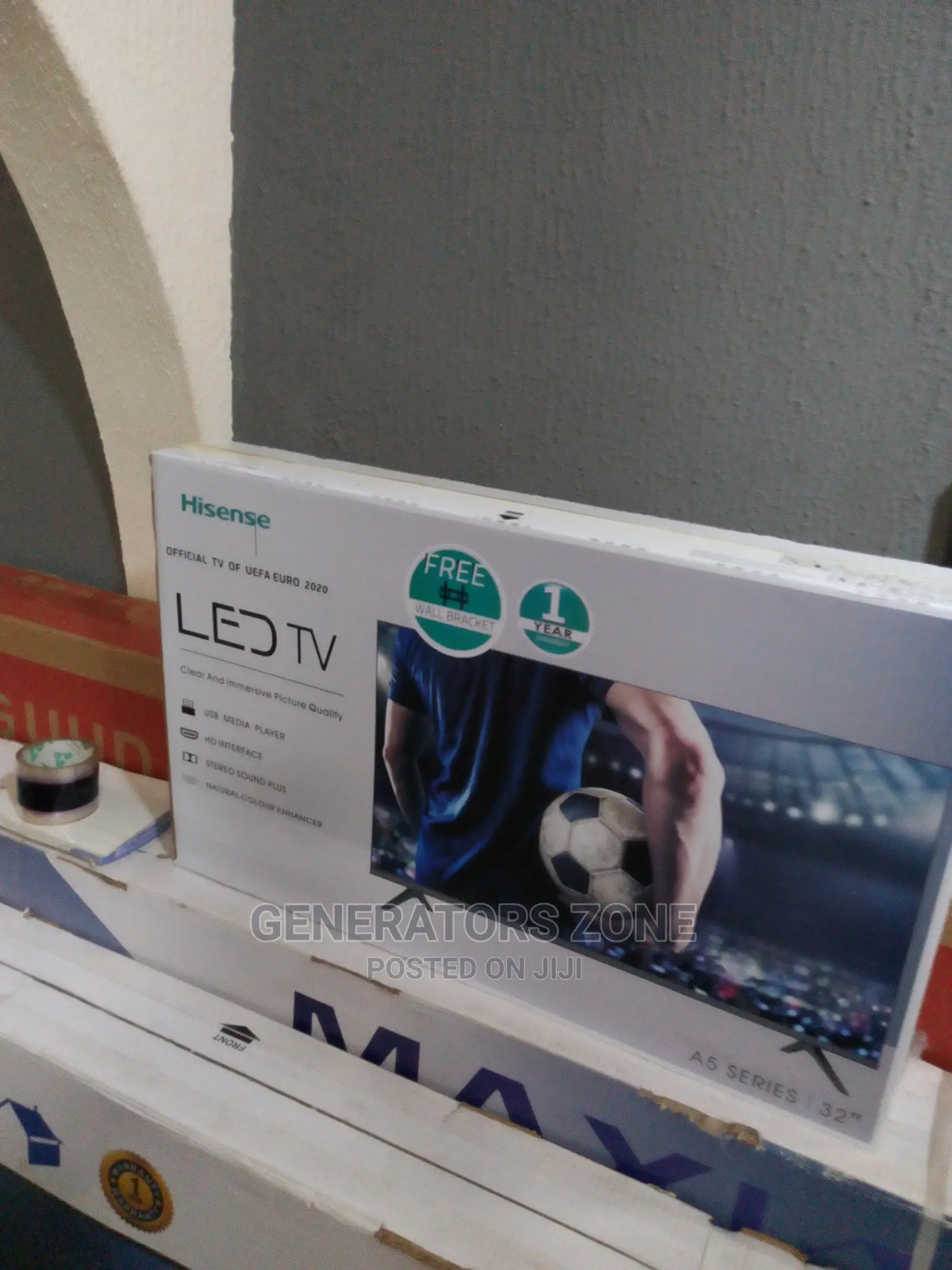 Portable Hisense 32 Inch TV + Wall Bracket