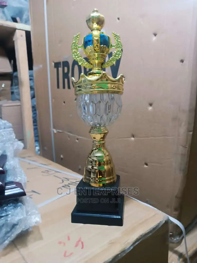 Award Trophy O90