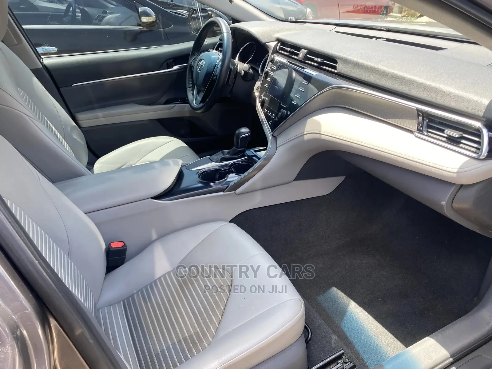 Toyota Camry SE FWD (2.5L 4cyl 8AM) 2018 Gray