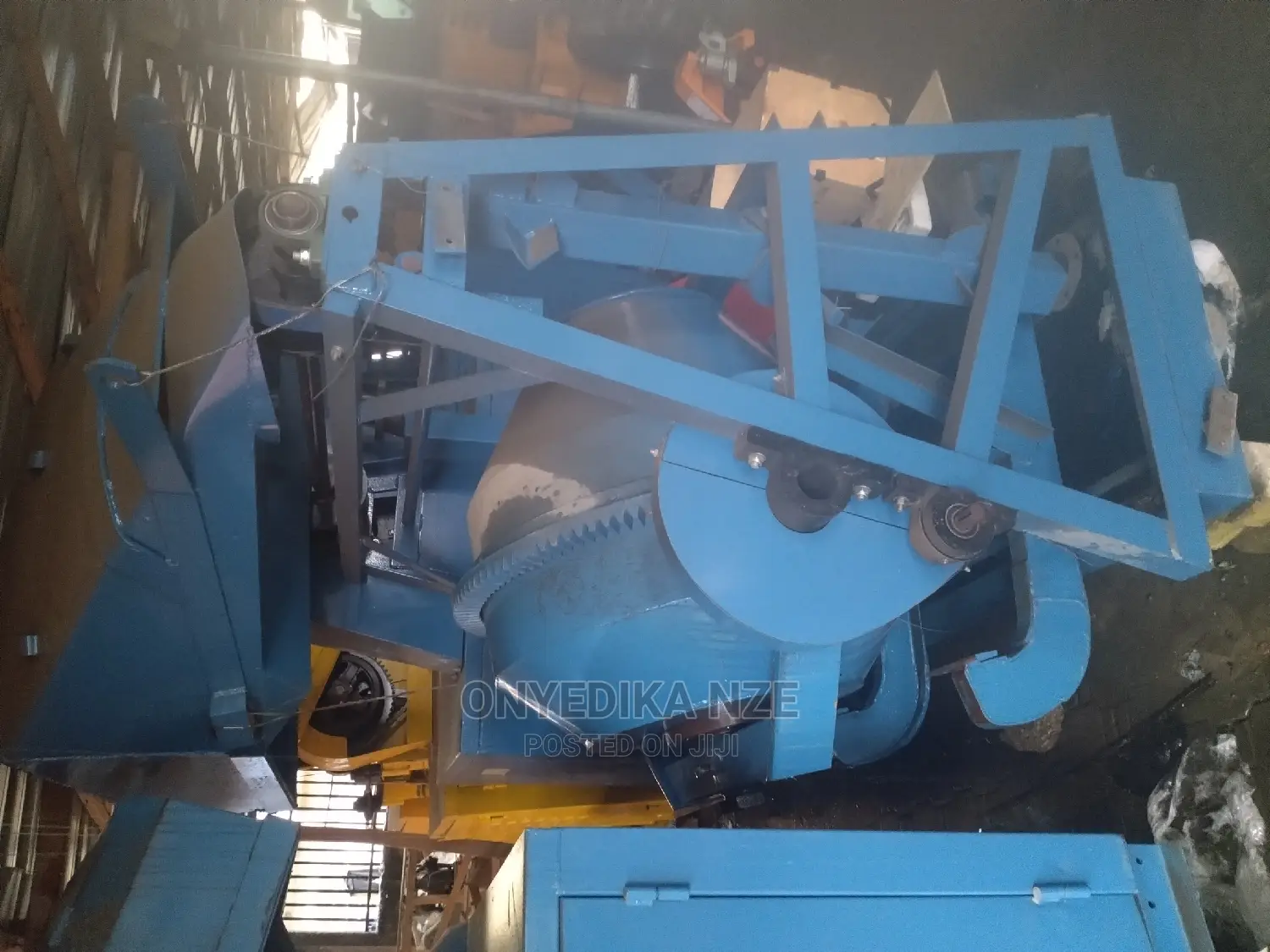 Self Load Concrete Mixer With Hoist
