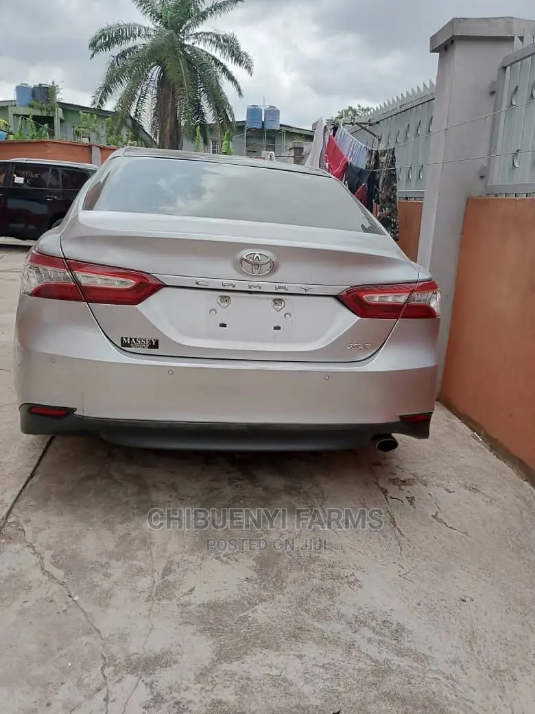 Toyota Camry XLE FWD (2.5L 4cyl 8AM) 2018 Silver