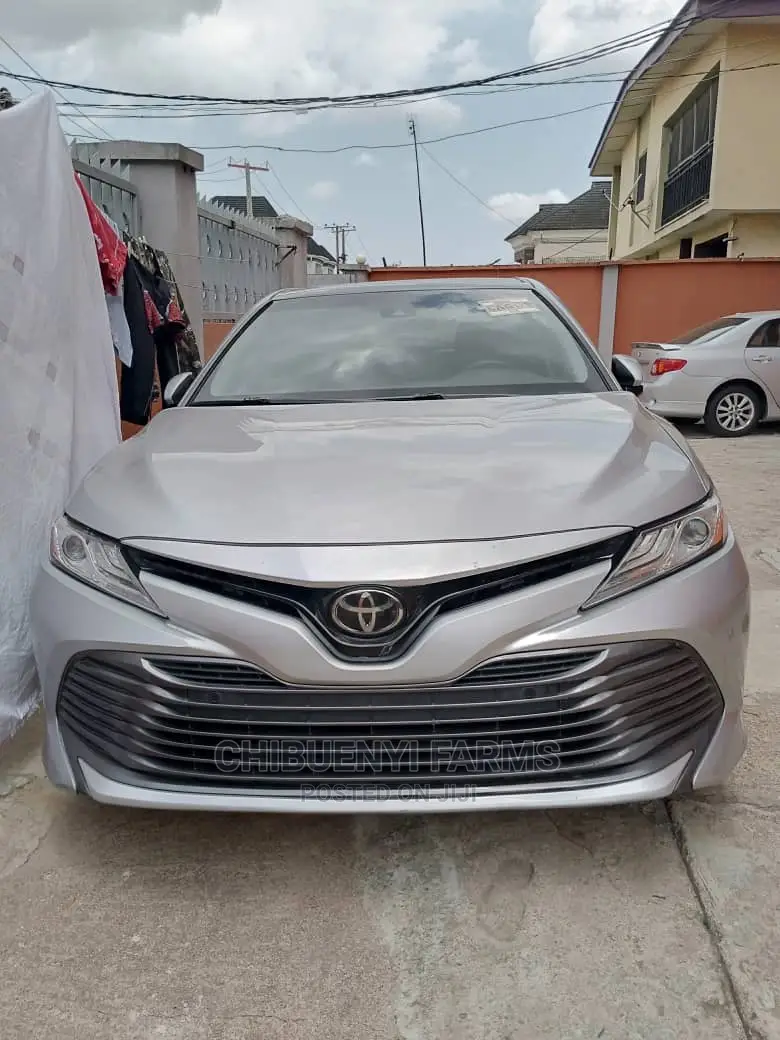 Toyota Camry XLE FWD (2.5L 4cyl 8AM) 2018 Silver