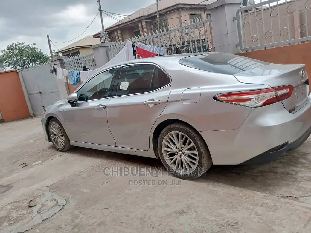 Toyota Camry XLE FWD (2.5L 4cyl 8AM) 2018 Silver
