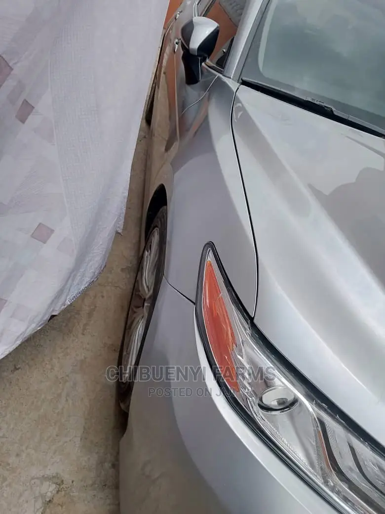 Toyota Camry XLE FWD (2.5L 4cyl 8AM) 2018 Silver