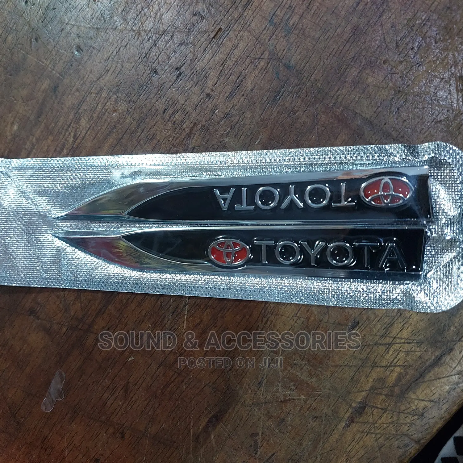 Toyota 2pcs/Set 3D Metal Fender Emblem Logo Car Sticker