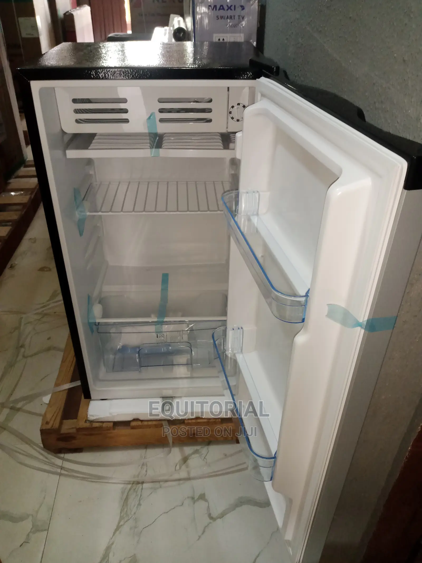 Royal Refrigerator 90L Comes With a Lock and Adustable Shel