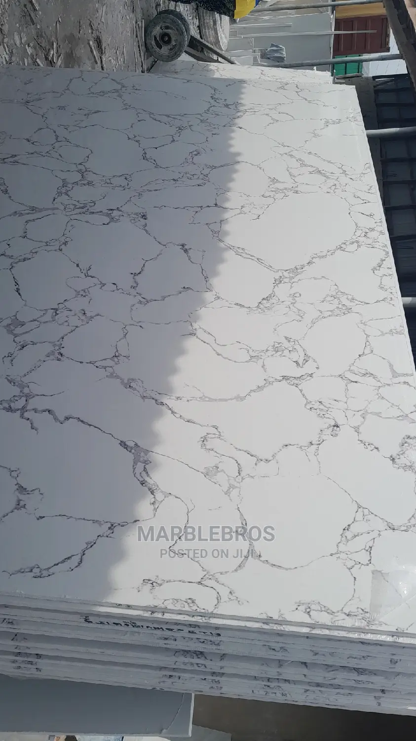 MB. Marble Stone Gold Cracks