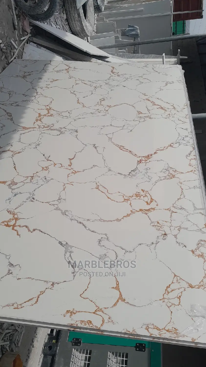 MB. Marble Stone Gold Cracks