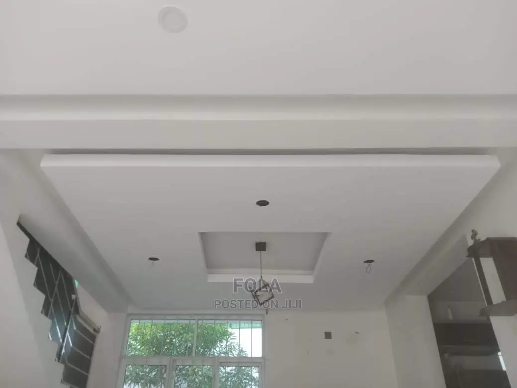 Drywall /Wall Partition With Screeding