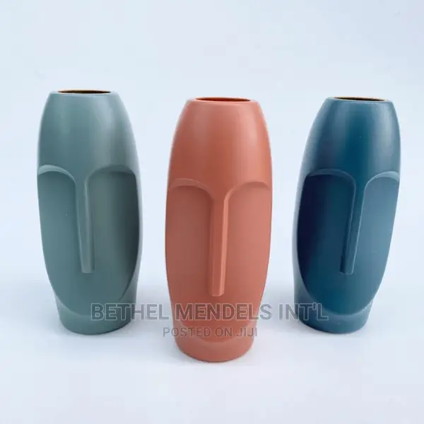 Plastic Tabletop Flower Vases Available for Bulk Purchases