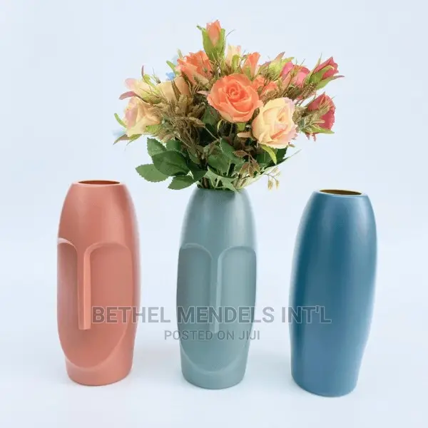 Plastic Tabletop Flower Vases Available for Bulk Purchases
